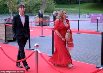 Charlotte Church umalo se izlijeva iz njezine crvene haljine dok se pojavljuje rijetki izgled crvenog tepiha sa sinom Dexterom Hensonom na nagradama BAFTA Cymru