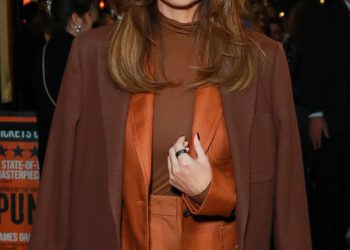 Cheryl grede dok ona prvi put pojavljuje nastup od smrti Liama ​​Paynea, dok izlazi kako bi podržala djevojke Aloud benda Nicola Roberts ‘New West End ulogu