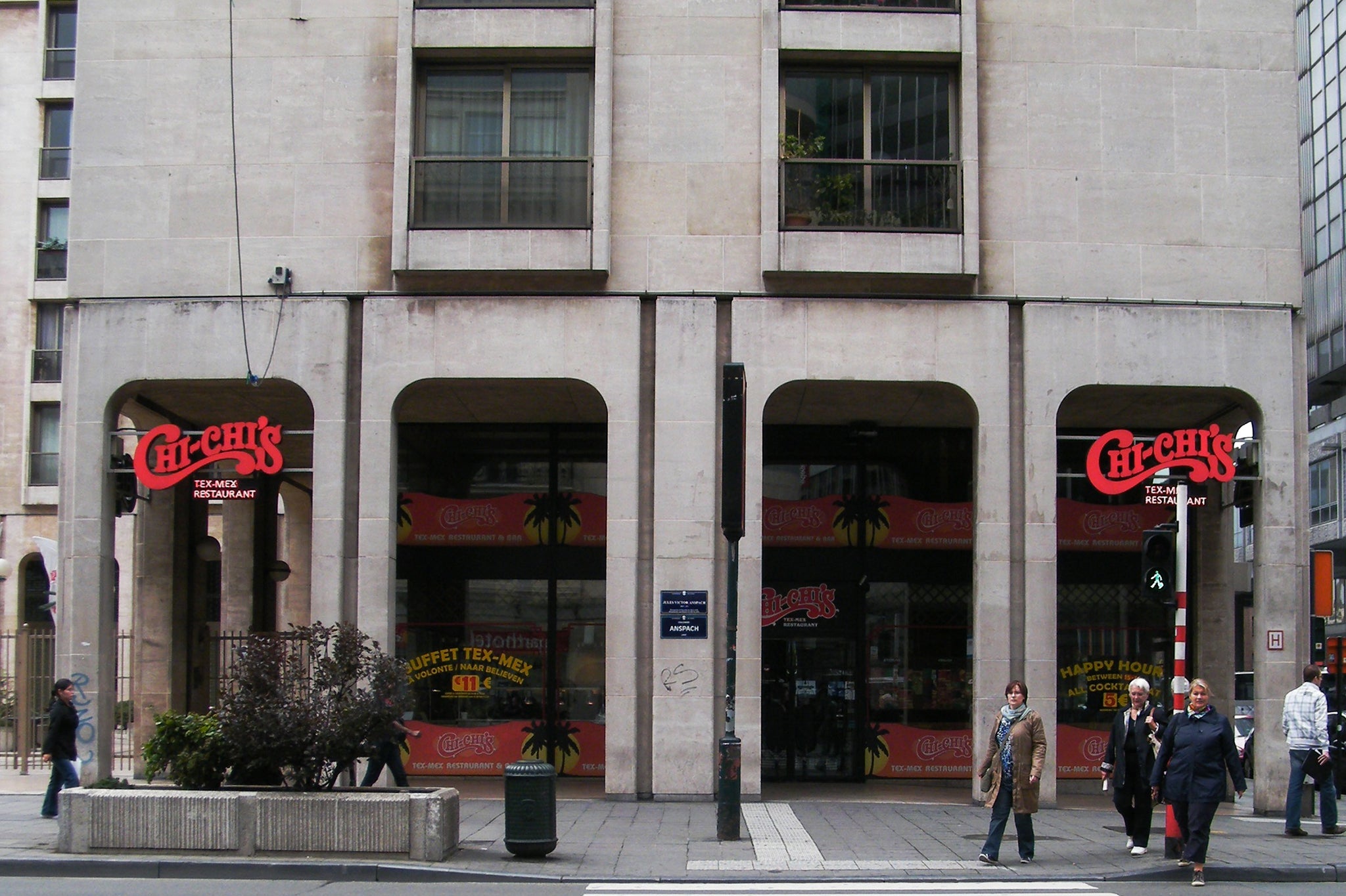 Nakon što je zatvorio svoja vrata prije 20 godina, omiljeni meksički lanac restorana Chi-Chi's vratio se, jašući na milenijskom valu nostalgije za 90-ima