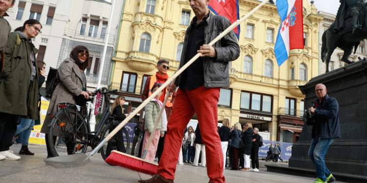 Čistio trg s nepalskom zastavom na metli pa glasno poručio: ‘Vratimo se suradnji’