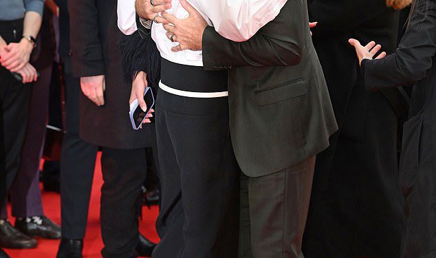 Colin Farrell i ko-zvijezda Tilda Swinton dijele topao zagrljaj dok hodaju crvenim tepihom na premijeri balade malog igrača