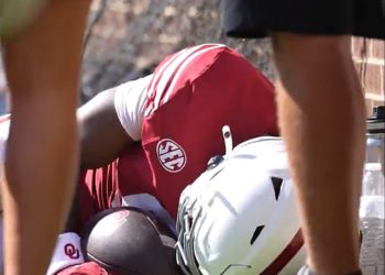 College Football Star Keontez Lewis skrenuo je s terena nakon zastrašujućeg sudara prvog sudara sa zidom od opeke