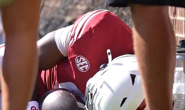 College Football Star Keontez Lewis skrenuo je s terena nakon zastrašujućeg sudara prvog sudara sa zidom od opeke