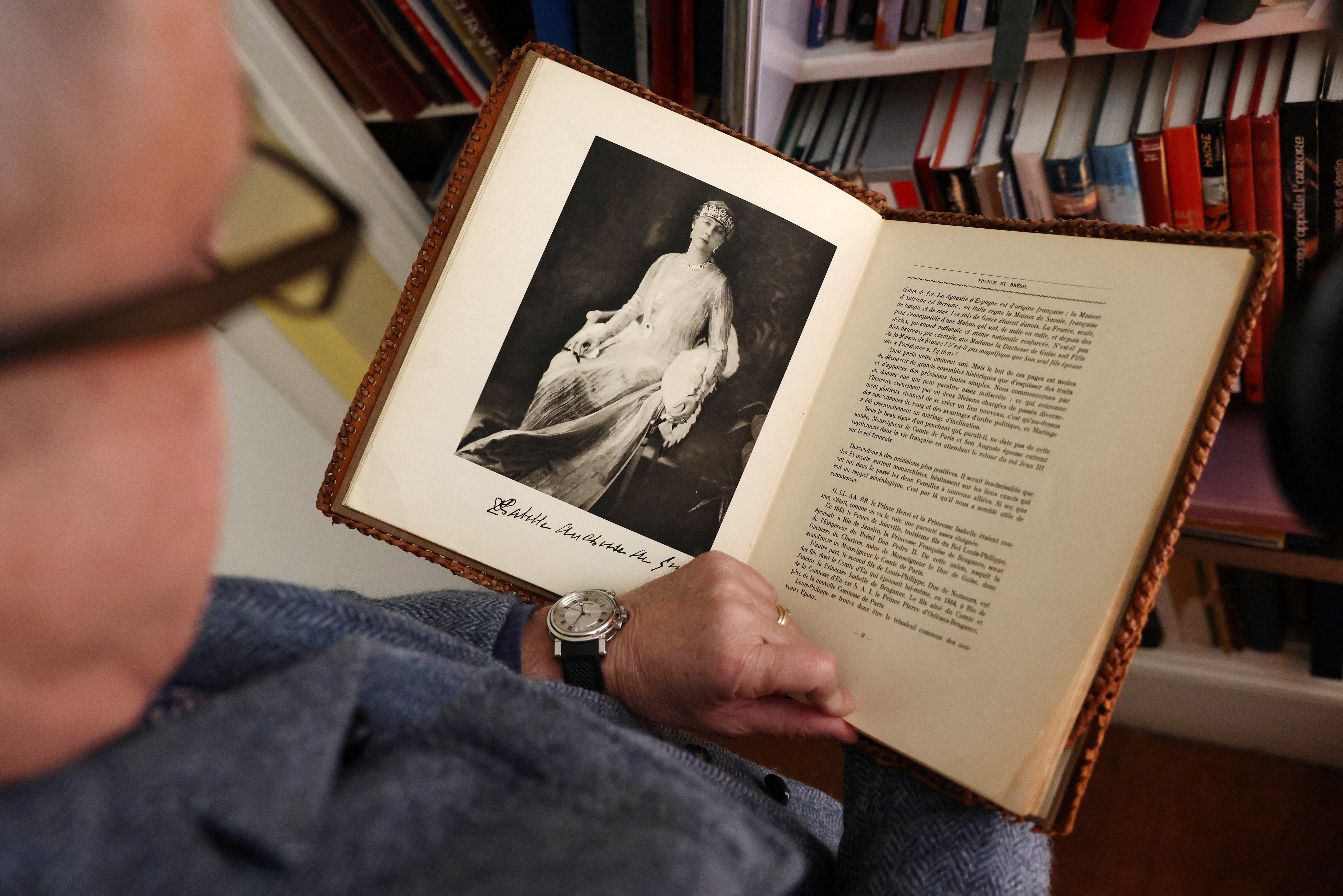 Grof od Pariza Jean d'Orleans gleda fotografiju svoje prabake Marie-Isabelle d'Orleans u knjizi