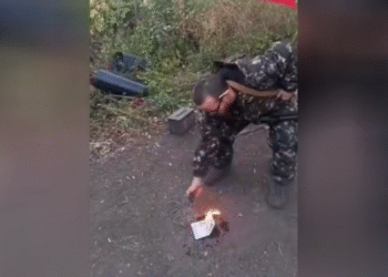 Čovjek koji se bori za Rusiju izgara svoju britansku putovnicu (video) – RT Rusija i bivši Sovjetski Savez