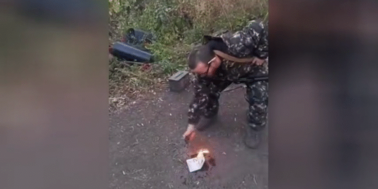 Čovjek koji se bori za Rusiju izgara svoju britansku putovnicu (video) – RT Rusija i bivši Sovjetski Savez