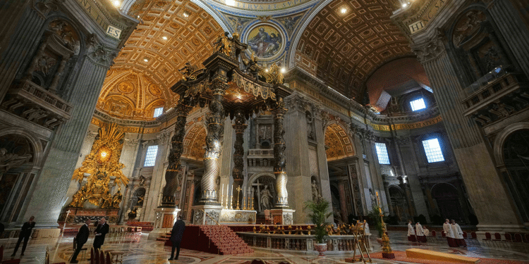 Čovjek ometa bazilika svetog Petra, penje oltar prije sigurnosne pratnje