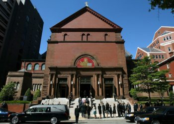 Čovjek uhićen nakon što je pronađen s Molotovim koktelom u šatoru na stepenicama katedrale u Washingtonu