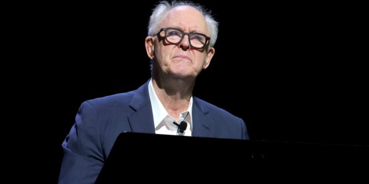 Da, TV serija Harry Potter HBO uključivat će scene ne iz originalnih knjiga – a John Lithgow je sada primijećen u kostimu kao Dumbledore