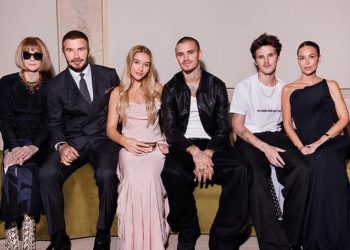 David Beckham gurne se nad svojom nevjerojatnom suprugom dok obitelj sjedi u sjedi u sjedi u prvom redu na Victoria’s Fashion Showu, dok se Brooklyn i Nicolina odsutnost osjećaju više nego ikad