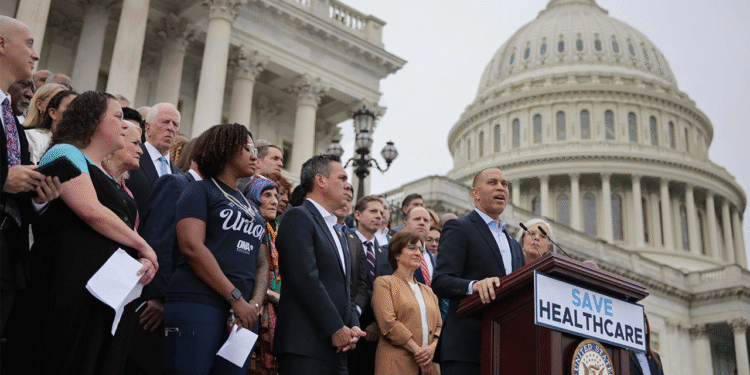 Demokrati prikupljanja sredstava za isključivanje vlade jer su vojnici namjeravali propustiti čekove