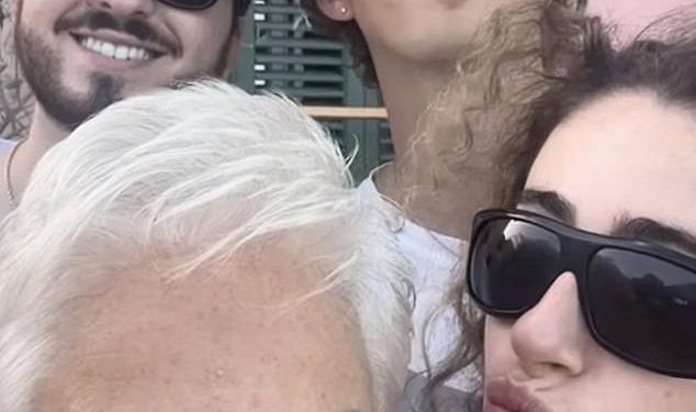 Denise Welch priznala je da je mislila da je australska pop zvijezda Troye Sivan samo ‘neki momak na roštilju’ nakon što su ga fanovi primijetili u snimcima s vjenčanja Charli XCX