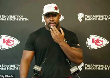 Devastirani Chris Jones otkriva da mu je tetka umrla gledajući ga kako igra za šefove