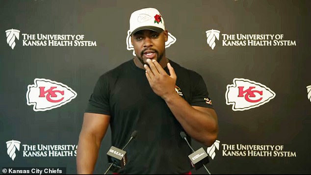 Devastirani Chris Jones otkriva da mu je tetka umrla gledajući ga kako igra za šefove