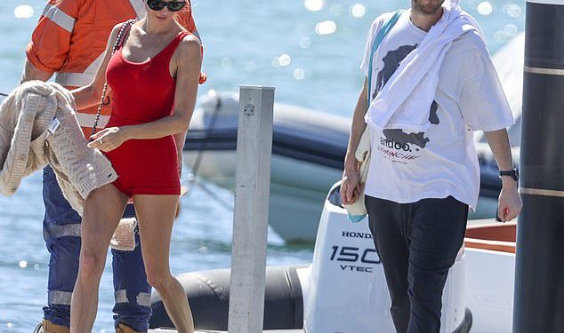 Dina Broadhurst probija svoju figuru u vrlo otkrivajućem bodicu dok krstari lukom Sydney Harbour na luksuznoj jahti sa svojim multimilijunom dečkom Johnom pobjedom