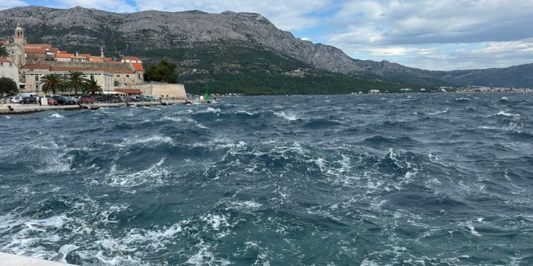 Djelomice sunčano, na Jadranu lokalno olujni udari bure