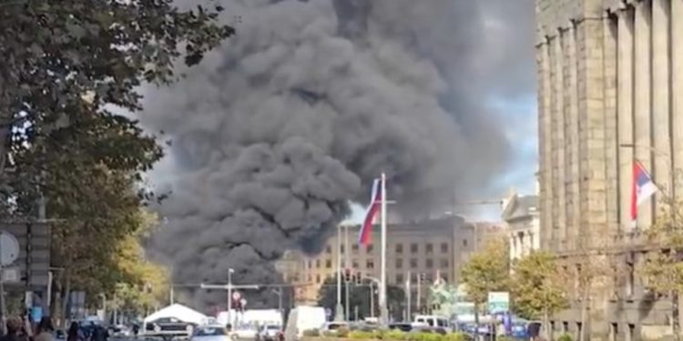 Dramatično u Beogradu: Buknuo požar u ćacilendu, vatrogasci i policija na terenu