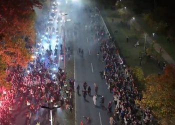 Dramatično u Novom Sadu: Okupila se velika masa, na binu položeni vijenci