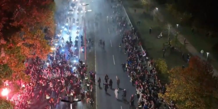 Dramatično u Novom Sadu: Okupila se velika masa, na binu položeni vijenci