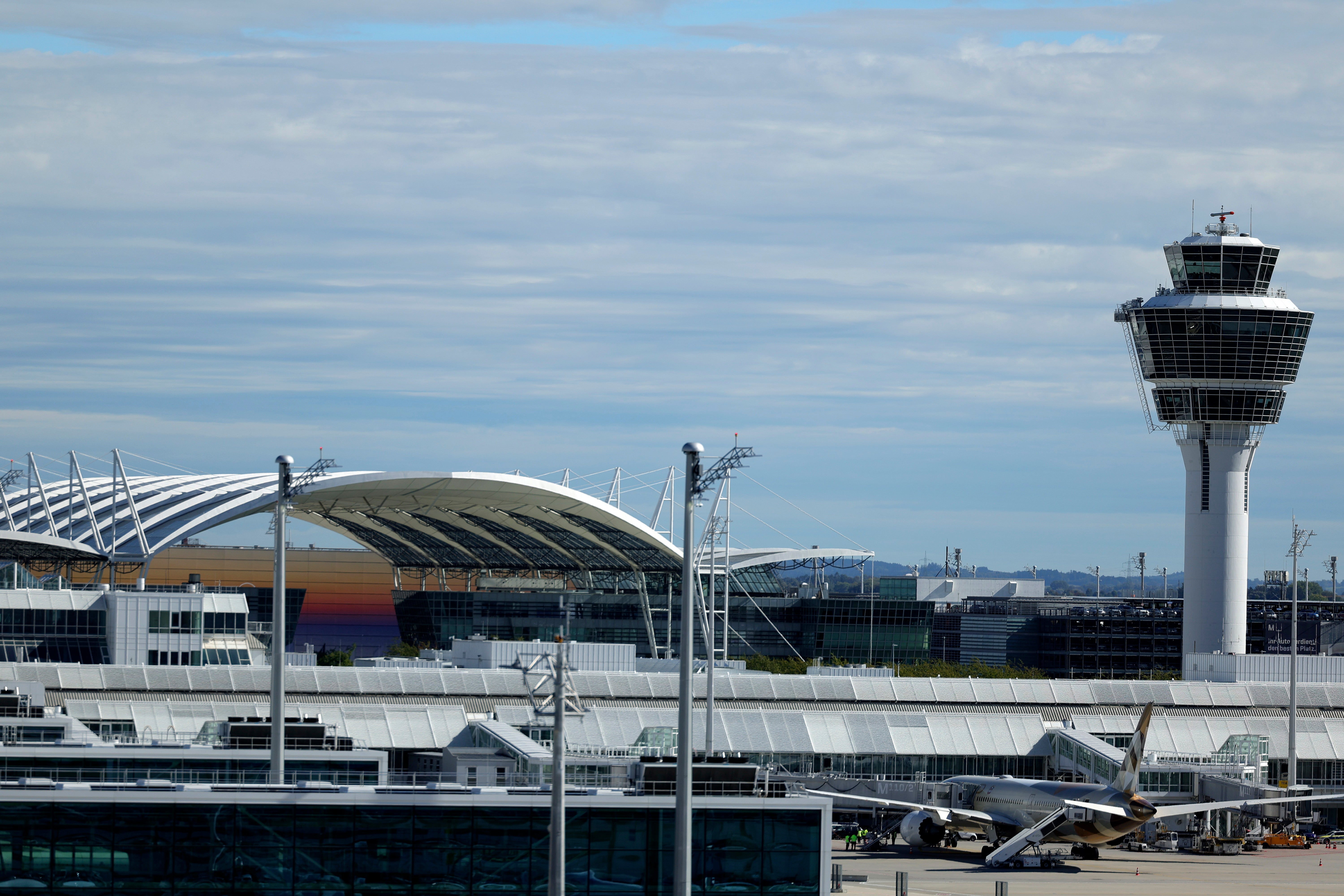 Letovi se nastavljaju na aerodromu u Münchenu nakon privremenog ovjesa rano jutros zbog viđenja dronova 4. listopada 2025. u Erdingu u Njemačkoj