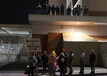 Dužnosnik ICE -a kaže da je policija Portlanda odsutna zbog gradskih direktiva