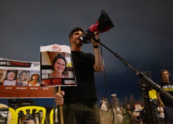 Dvije godine od 7. listopada, obitelji s taocima nadaju se da će ih dogovor napokon donijeti kući