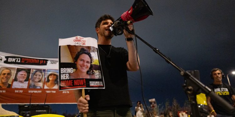 Dvije godine od 7. listopada, obitelji s taocima nadaju se da će ih dogovor napokon donijeti kući