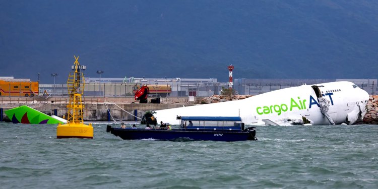 Dvoje poginulih nakon što je teretni avion u Hong Kongu skrenuo s piste