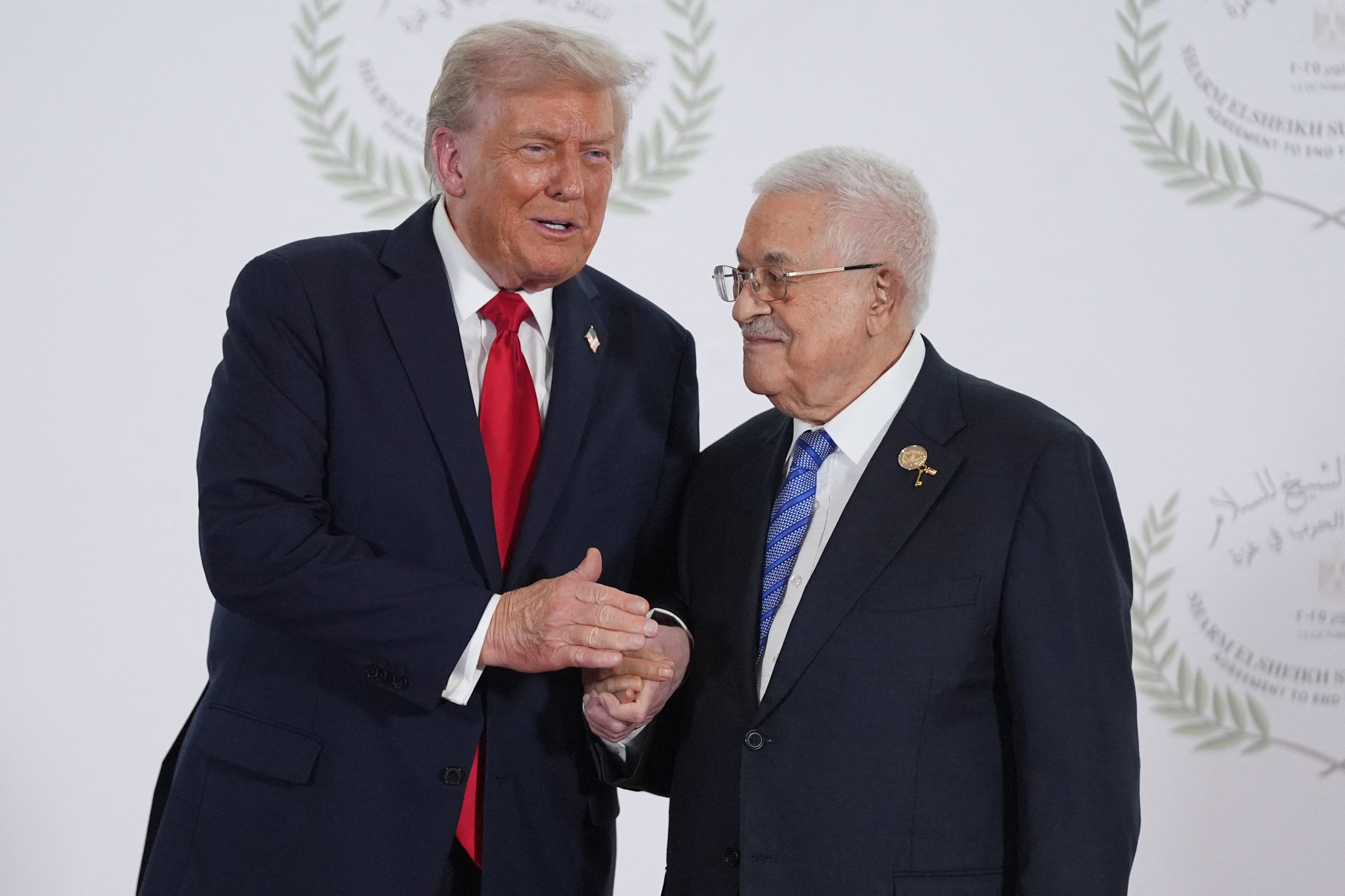 Donald Trump pozdravlja Mahmouda Abbasa, vođu palestinske uprave, tijekom samita na Gazi u Sharm el-Sheikhu u ponedjeljak