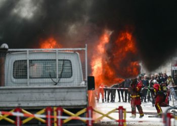 Eksplozije dok Van eruptira u plamenu u blizini ureda francuskog premijera u Parizu