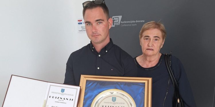 Emocije u Trilju. Posthumno priznanje don Stipi Ljubasu, priznanje preuzela njegova sestra