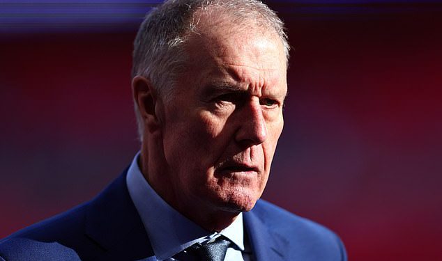 Engleska legenda sir Geoff Hurst označava oca Jude Bellingham kao ‘apsolutnu sramotu’ nakon što se suočio s trenerom Borussije Dortmund koji je rano odbio Jobea