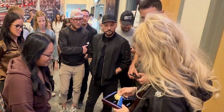 Erika Kirk pokazuje Medalju slobode Charlieja Kirka osoblju Turning Pointa