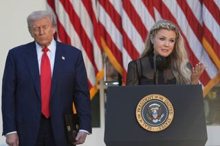Erika Kirk govori na današnjoj ceremoniji za svog pokojnog supruga Charlieja Kirka