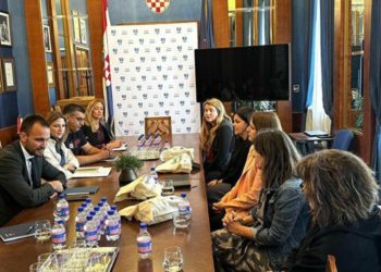 Erlić na sastanku s pomoćnicima u nastavi kojima je od ove školske godine uvećana satnica s 7,50 na 8,50 eura