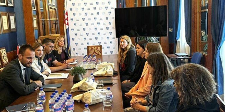 Erlić na sastanku s pomoćnicima u nastavi kojima je od ove školske godine uvećana satnica s 7,50 na 8,50 eura