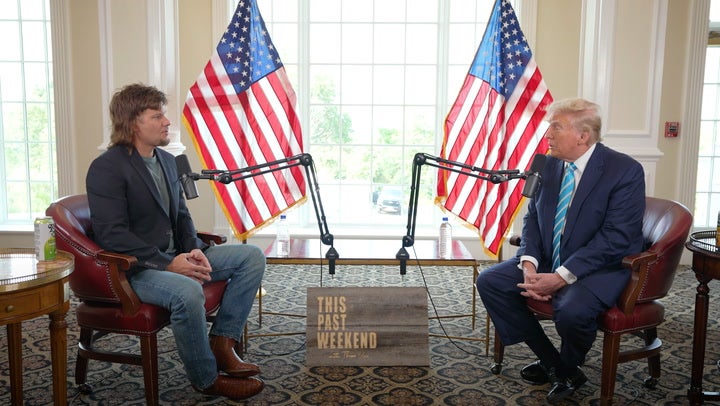 Donald Trump sjedi za intervju s Podcasterom Theo von u svojoj emisiji