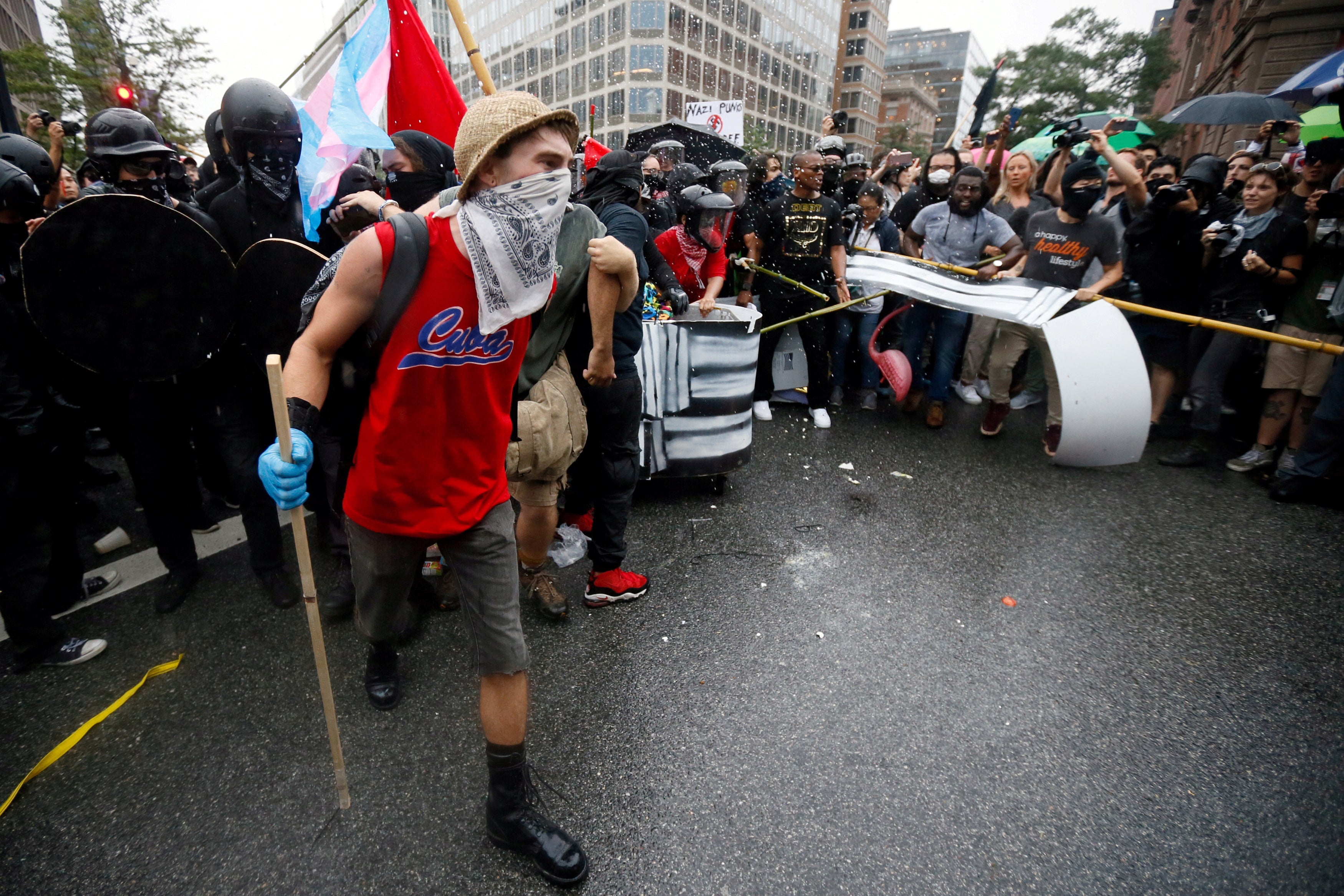 Anarhisti i protuprotesti Antifa marširaju u blizini bijelog skupa vođenog nacionalisticom koji je obilježio jednogodišnju obljetnicu 2017. godine Charlottesville 'Ujedinite desnice' prosvjede u Washingtonu 2018. godine
