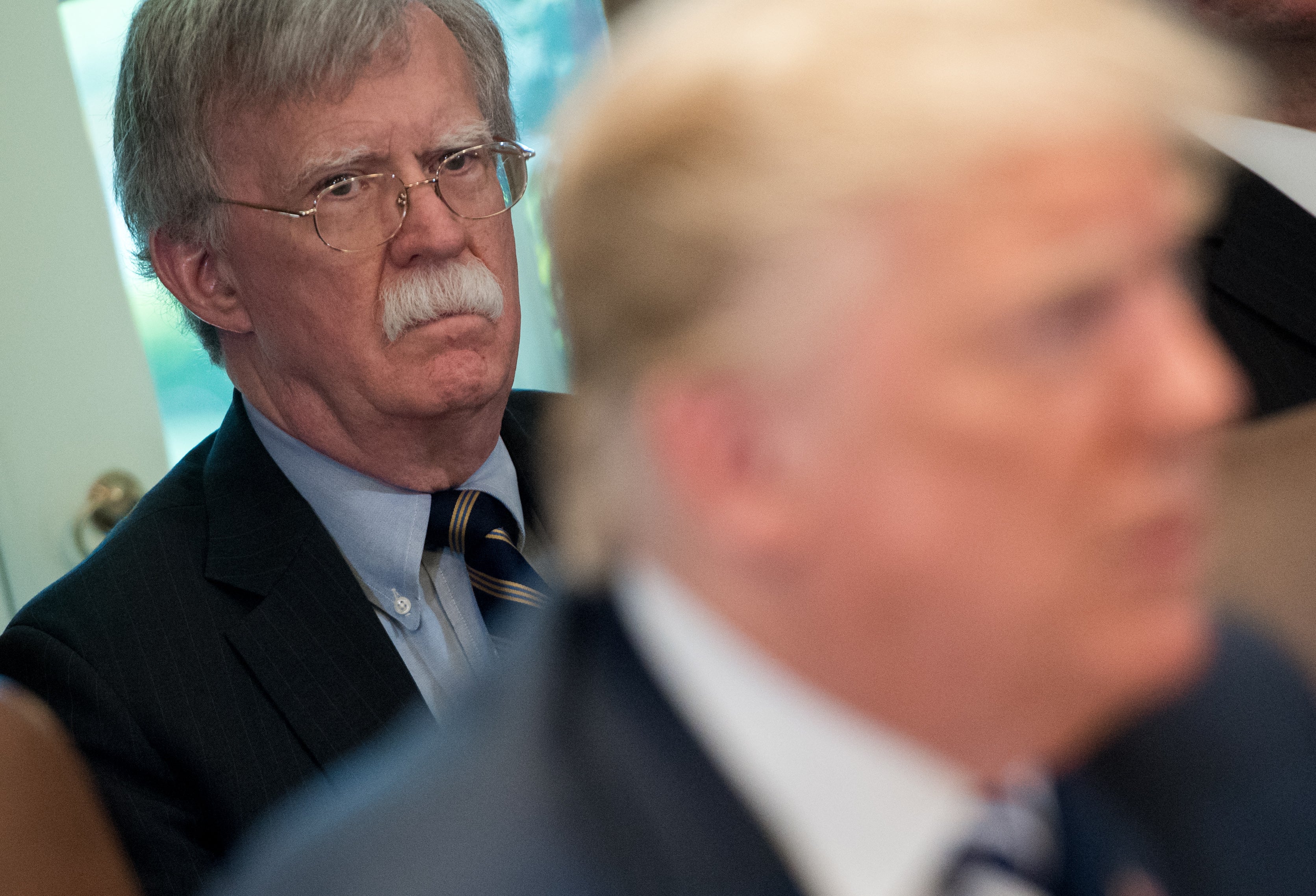 Bolton je optužen za nezakonito zadržavanje i prijenos povjerljivih dokumenata u razdoblju tijekom kojeg je pripremao materijal za zapaljivi portret Trumpove Bijele kuće tijekom njegove prve administracije