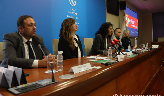 FOTO Advent u Mostaru na novoj lokaciji, otvara ga Goran Karan, u Novu godinu uvodi Saša Matić