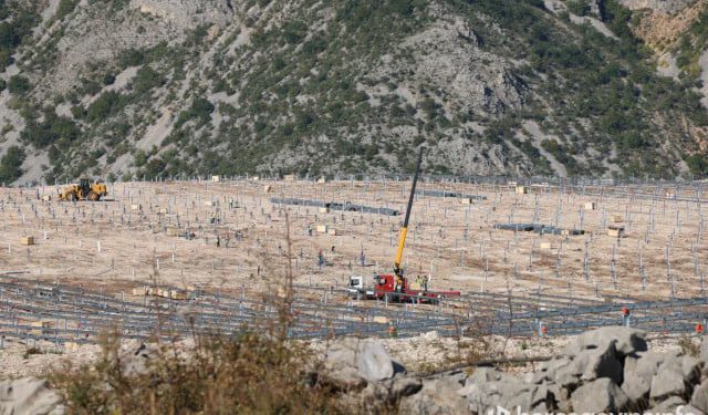 FOTO Evo što smo zatekli na gradilištu megasolara kod Stoca na kojem je uhvaćen veći broj neprijavljenih radnika iz Kine