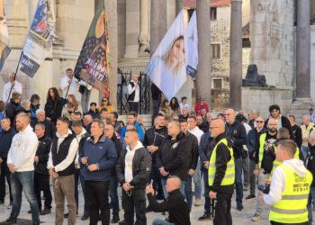 FOTO I VIDEO ‘Marijini ratnici’ na Peristilu molili za čednost žena i domovinu