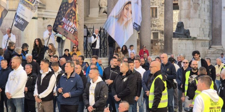 FOTO I VIDEO ‘Marijini ratnici’ na Peristilu molili za čednost žena i domovinu