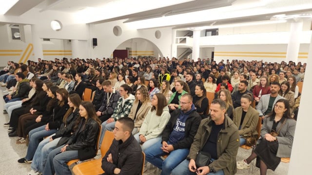 FOTO Mladi ispunili kriptu Franjevačke crkve u Mostaru