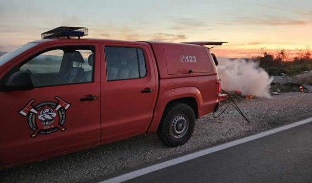 FOTO Požar uz cestu Čitluk – Žitomislići, brza intervencija mostarskih vatrogasaca