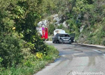 FOTO U potpunosti izgorio automobil na cesti Mostar – Goranci