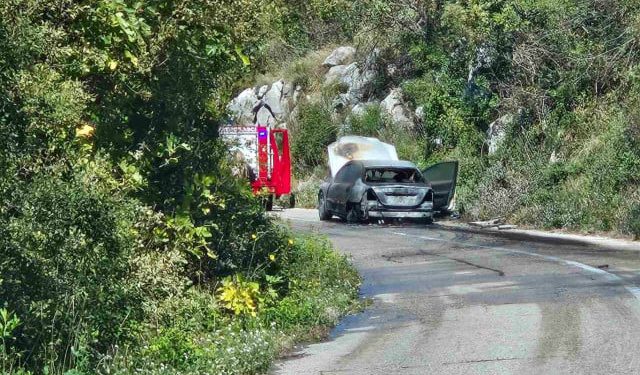 FOTO U potpunosti izgorio automobil na cesti Mostar – Goranci