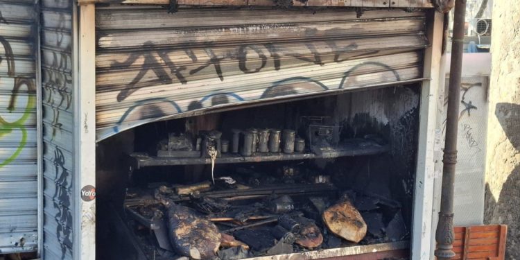 FOTO + VIDEO Vatrena noć na Pazaru: Izgorjela pršutoreznica i skladište s robom