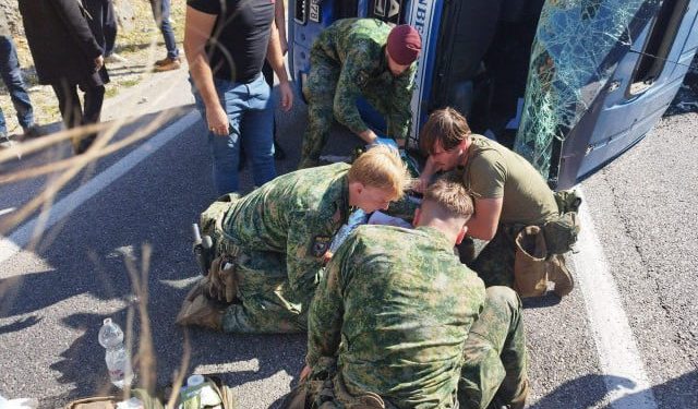 FOTO Vojnici EUFOR-a prvi pomogli nastradalom mladiću kod Mostara, razbili staklo i izvukli unesrećenog