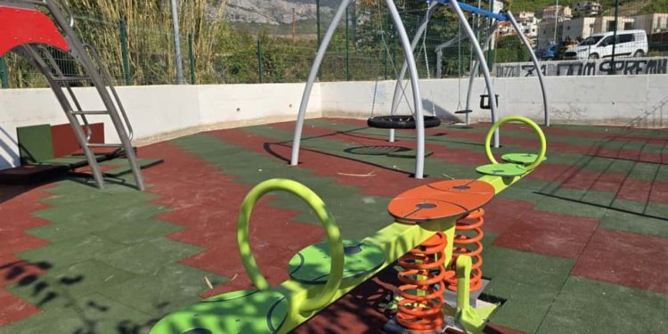 FOTOGALERIJA Načelnik Dropuljić obišao novo dječje igralište u Strožancu. Ima poruku za roditelje